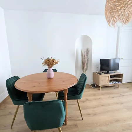 Le Burgundy Apartment *