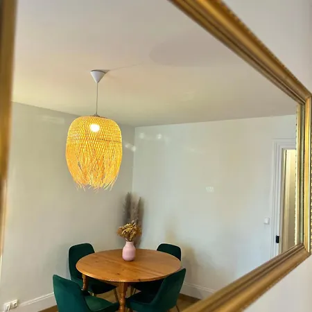 Le Burgundy Apartment *